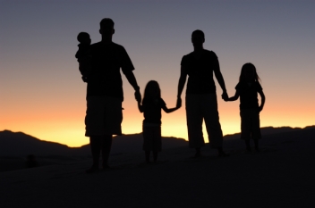 În aceste zile, sunteți acasă singur sau cu familia?